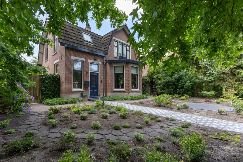 Voortuin make-over, patroontegels en organische vormen
