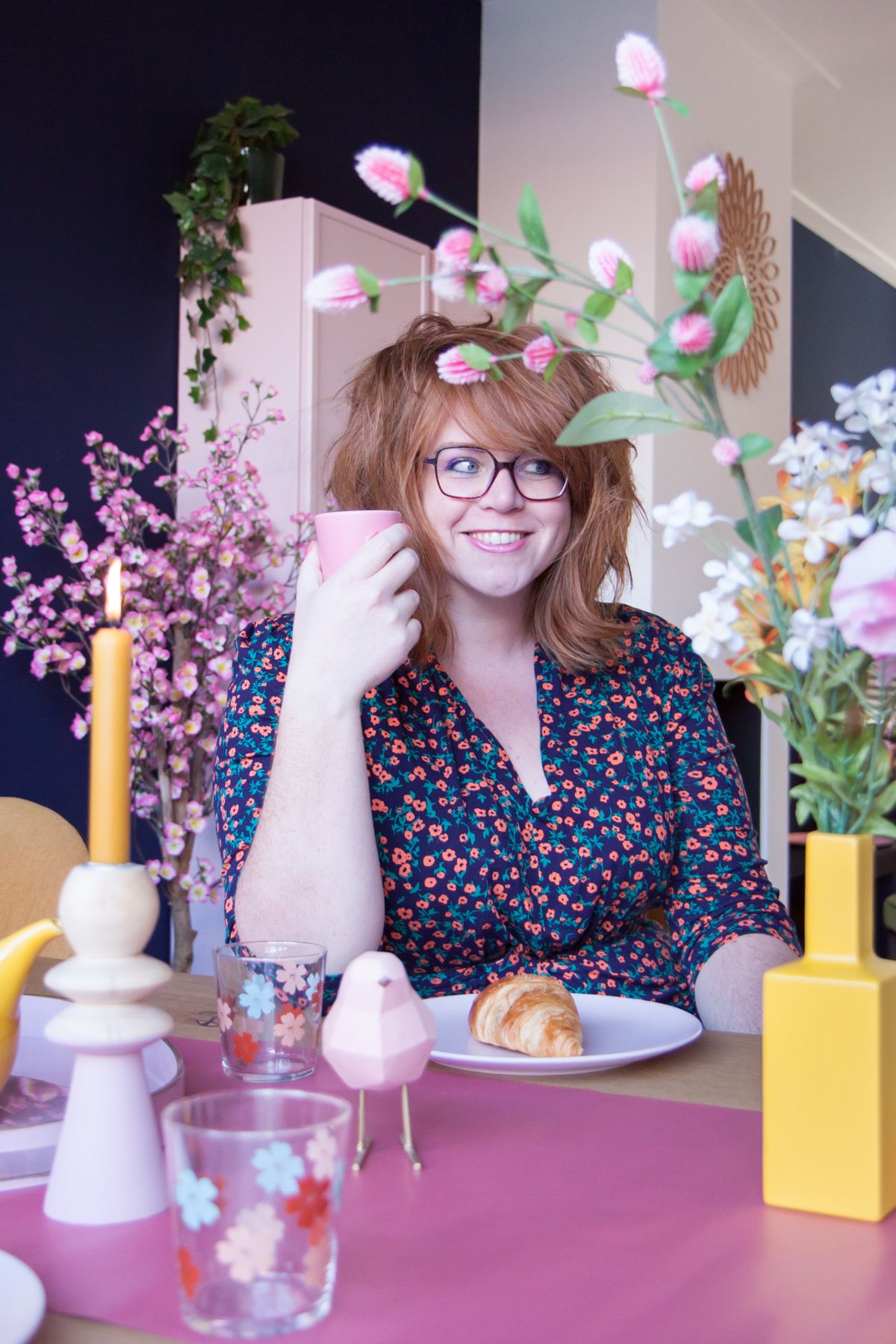 Roodharige vrouw aan de eettafel