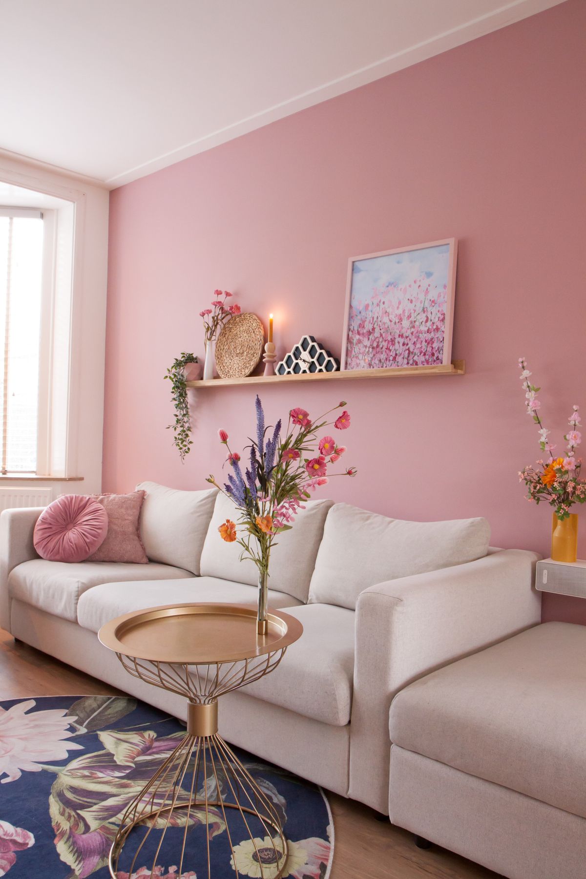 Roze muur met bank en wandplank