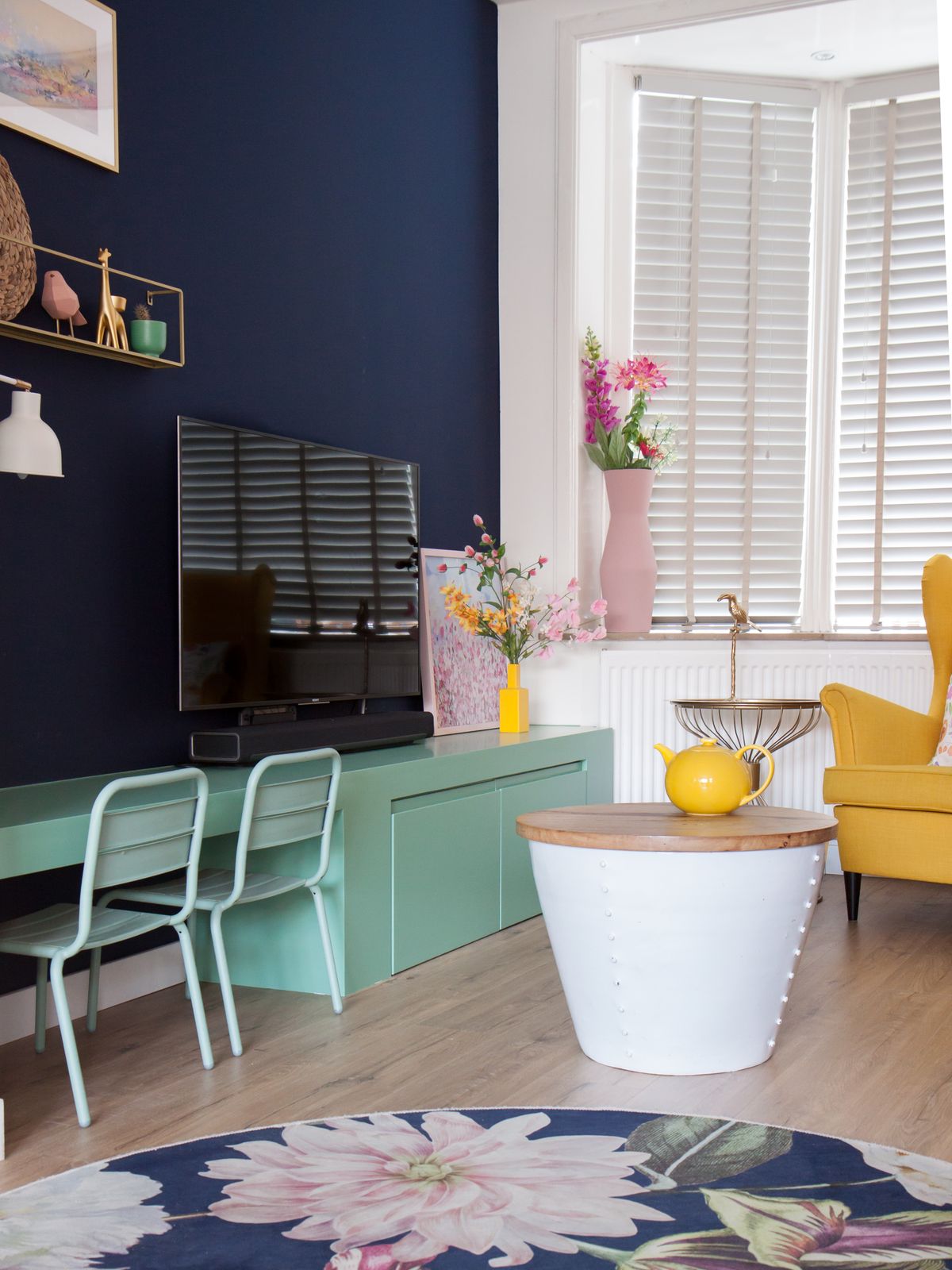 Woonkamer inspiratie: vol tijm op het wandmeubel