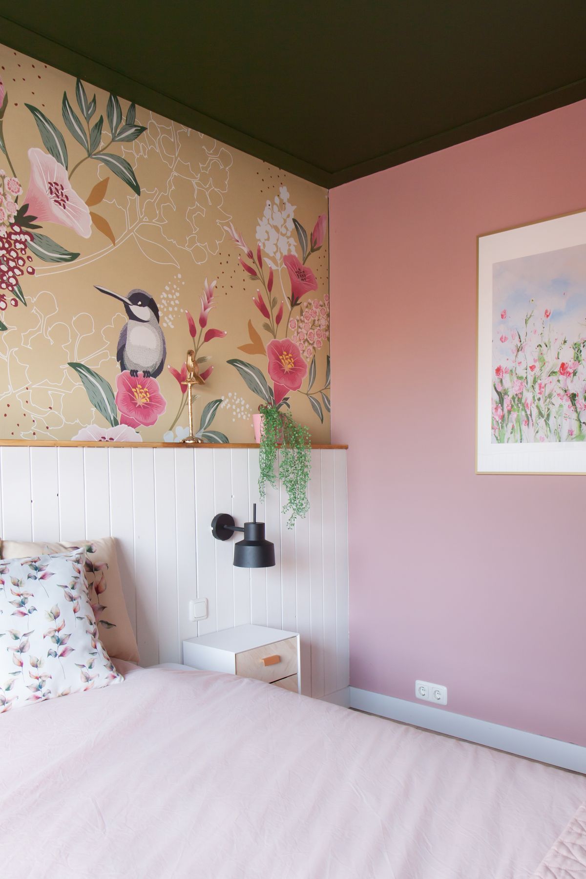 Slaapkamer met fotobehang, roze muur en groen plafond en lambrisering