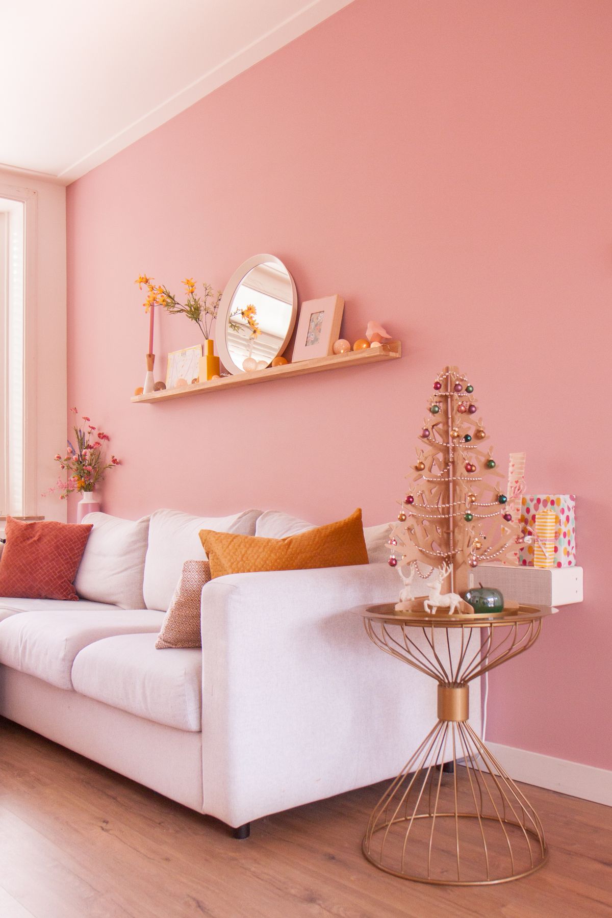 Roze woonkamer met DIY kerstboom