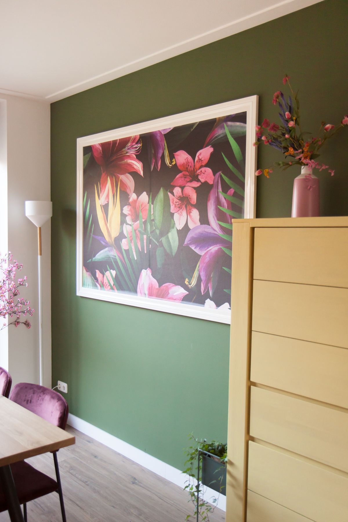 Grote muurdecoratie in de woonkamer DIY: lijst met behang