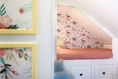 Kwantum bloemen behang in de kinderkamer