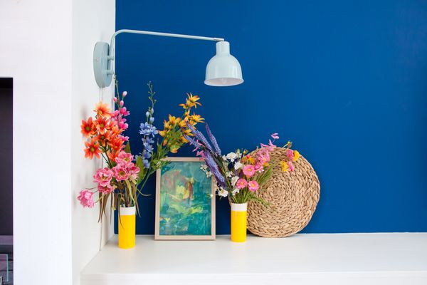 Donkerblauwe muur in de woonkamer, laat je inspireren