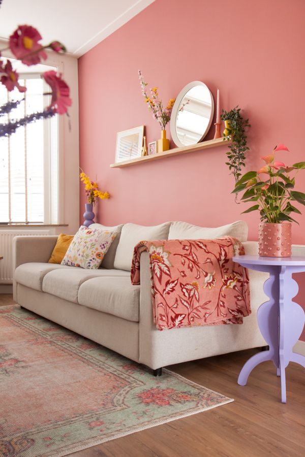 Roze muur in de woonkamer, haal de zomer in huis!
