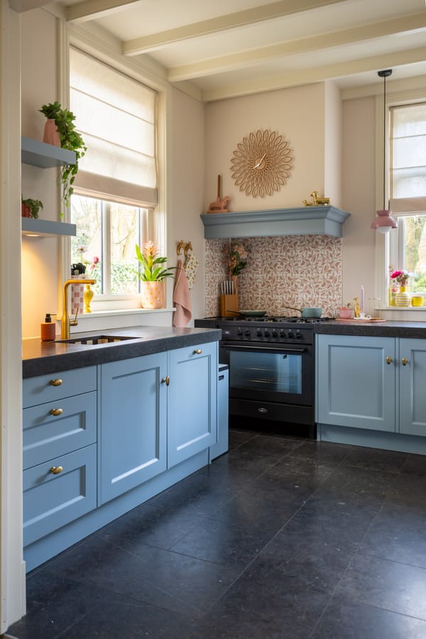 Budget keuken make-over: witte keuken blauw verven + tegelen
