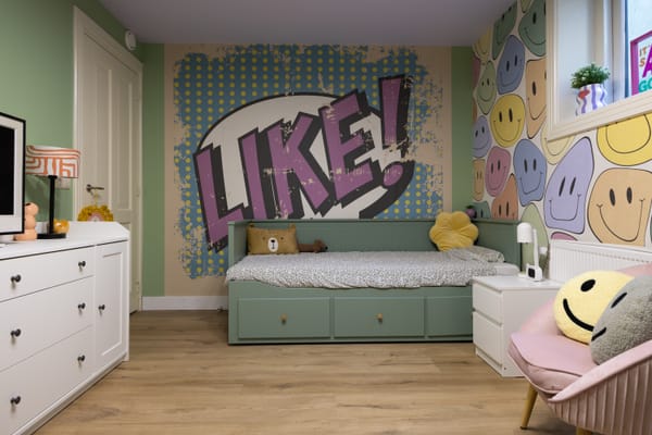 Smileybehang tienerkamer: kleurrijk met lila plafond