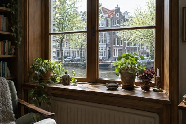 Houten kozijnen en karakter: waarom materiaal je interieur bepaalt
